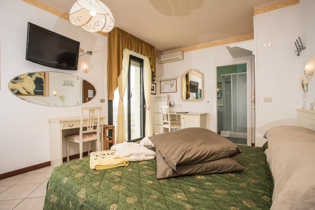 Hotel Byron ميلانو ماريتيما المظهر الخارجي الصورة
