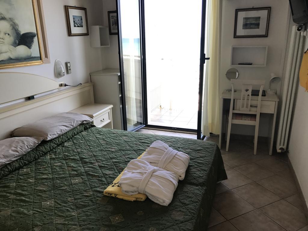 Hotel Byron ميلانو ماريتيما المظهر الخارجي الصورة