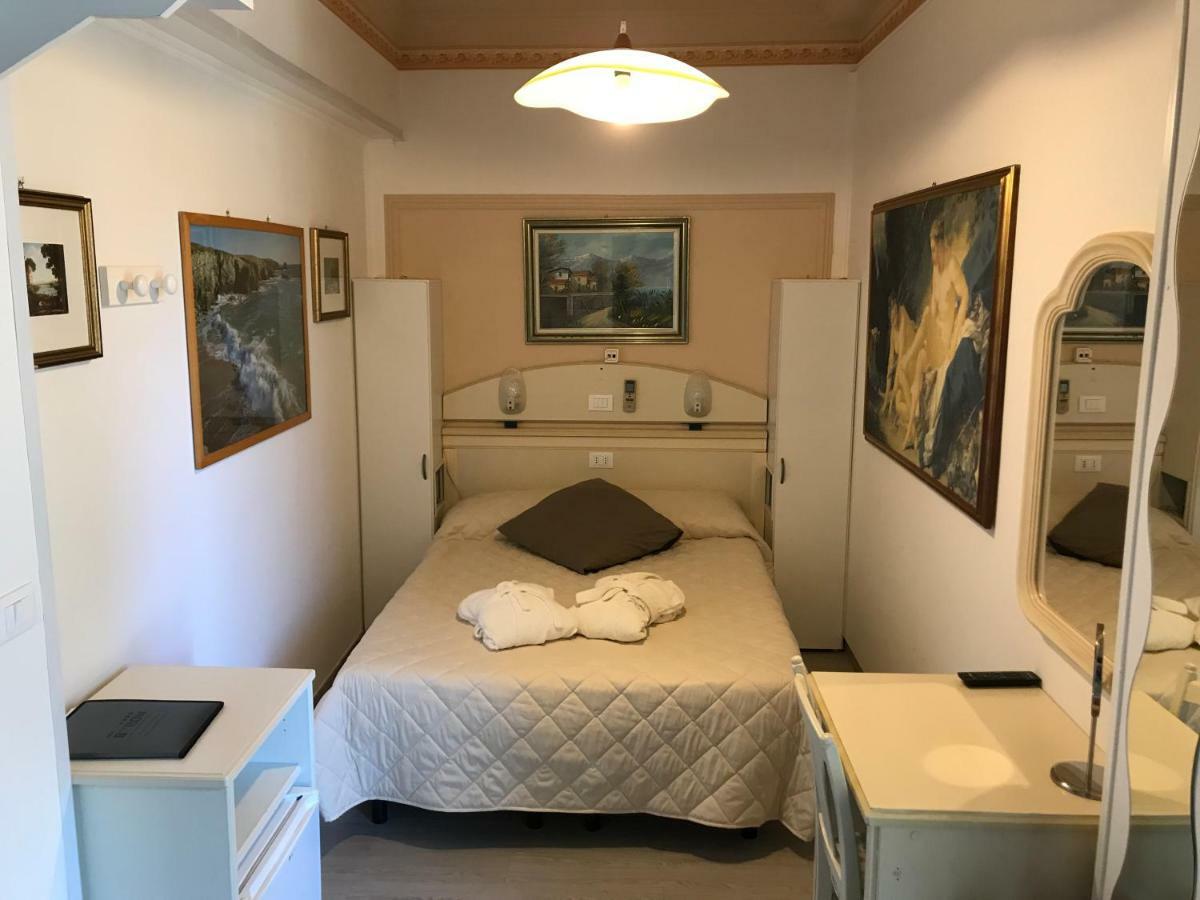 Hotel Byron ميلانو ماريتيما المظهر الخارجي الصورة