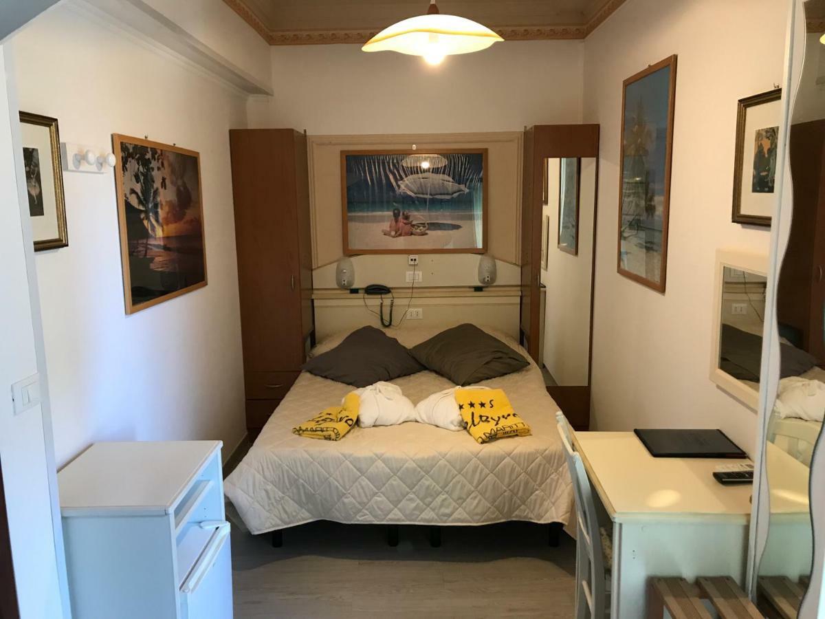 Hotel Byron ميلانو ماريتيما المظهر الخارجي الصورة