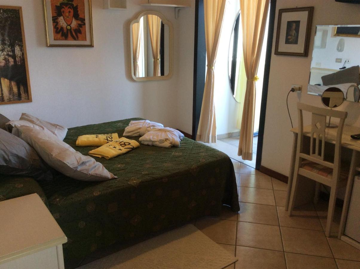 Hotel Byron ميلانو ماريتيما المظهر الخارجي الصورة