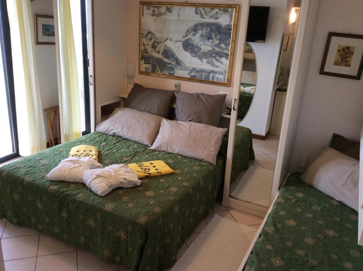 Hotel Byron ميلانو ماريتيما المظهر الخارجي الصورة